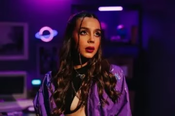 Valary estrena su álbum debut 'Mi Primer Amor'