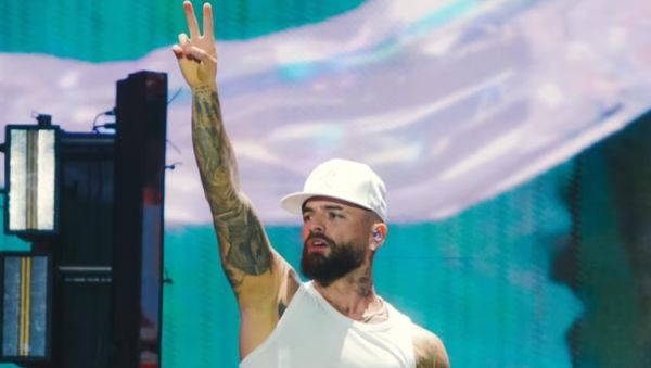 Maluma “se dio látigo” durante ‘show’ en el Carnaval