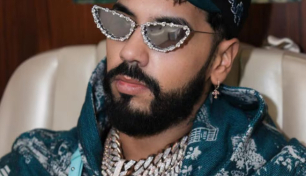 Anuel tiene un intercambio de palabras con Yovnchimi