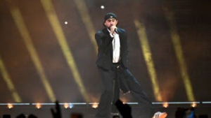 Bad Bunny cambia el micrófono por el bate