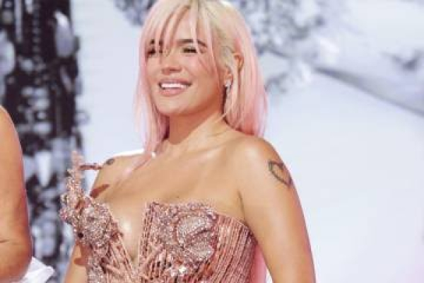 Karol G recibió el premio Mujer Latina