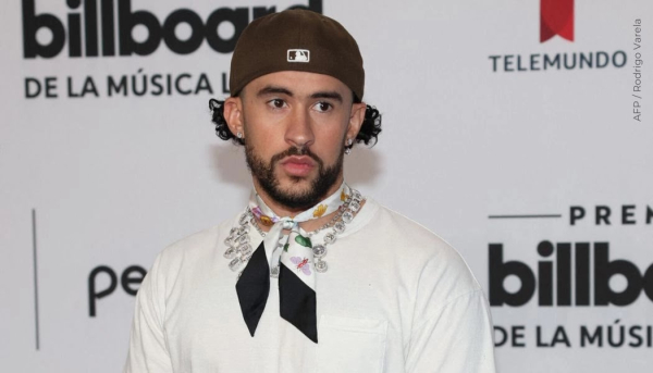 Bad Bunny canta a capela para celebrar navidad