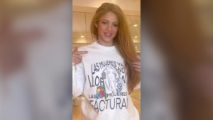 Shakira saca a la venta una sudadera (que ya se agotó) con su famosa frase "las mujeres ya no lloran, las mujeres facturan"
