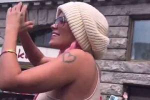 Karol G se quedó con el celular de un fanático