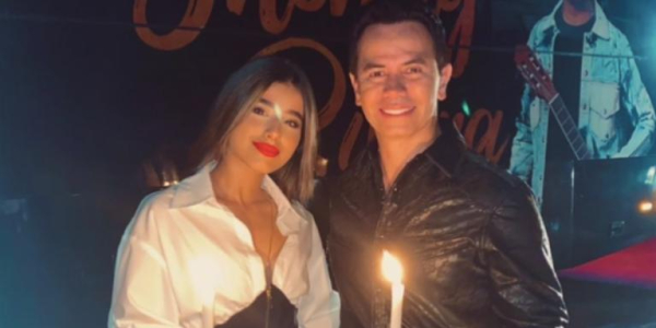 Jhonny Rivera confiesa que su novia 30 años menor vive con sus papás: 'No es mi esposa'