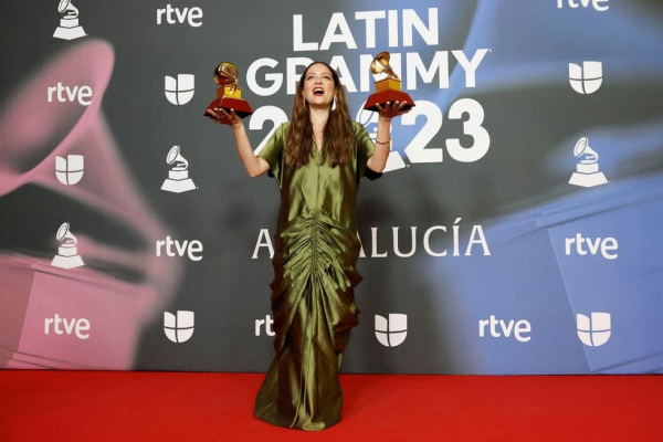 Grammy Latinos de Sevilla: Natalia Lafourcade se cuela en la fiesta del género urbano y Rosalía emociona