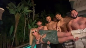 Con fiesta llena de hombres, Britney Spears celebra su divorcio