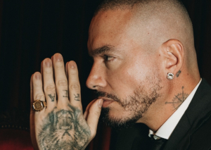 J Balvin y Casio presentan reloj-anillo de edición limitada