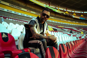 Mike Bahía se cansó de que le roben la platica y se va de Colombia