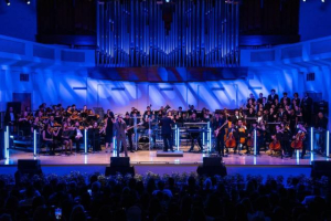 Yandel vive una noche épica junto a la Orquesta Sinfónica