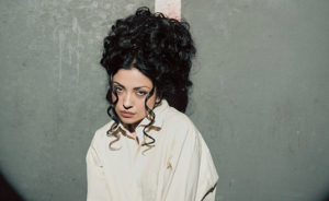 Mon Laferte Dará un Performance Completamente Desnuda