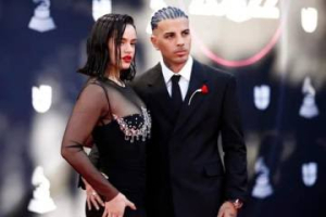 Rosalía y Rauw Alejandro sorprenden con su anillo de compromiso en nueva canción