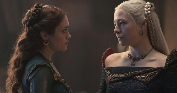 Emily Carey presentó a su novia en el mes del Orgullo