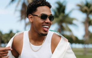 Myke Towers se luce en “5 Estrellas”, el nuevo lanzamiento de W Sound