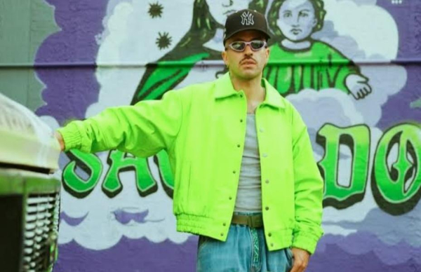 Feid hace historia con “Ferxxo Green” de Pantone