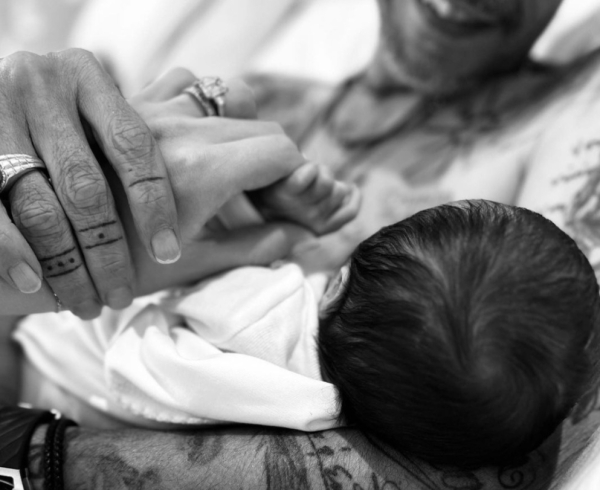 Marc Anthony y Nadia Ferreira le dan la bienvenida a su primer hijo