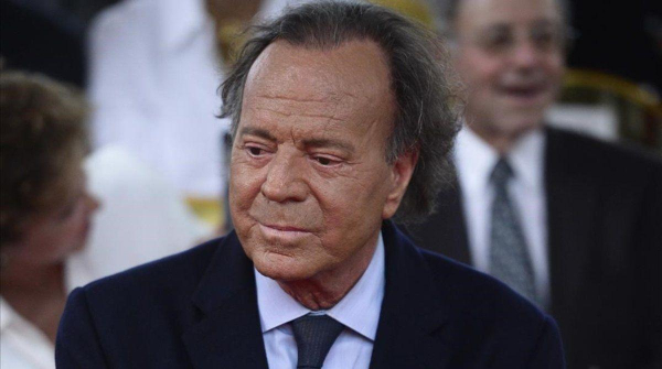 Salud de Julio Iglesias preocupa a fanáticos; ya no recordaría ni sus canciones