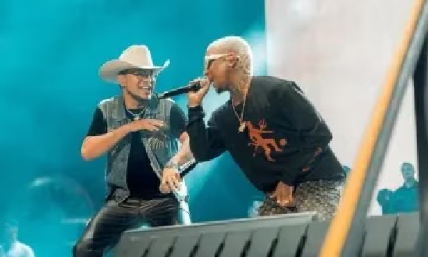 Yeison Jiménez junto a Pirlo