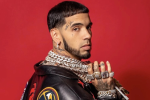 Anuel AA hizo que llovieran flores para su novia en medio del mar