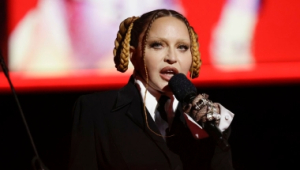 Madonna bromea sobre la "hinchazón por la cirugía"