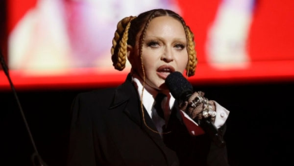 Madonna bromea sobre la "hinchazón por la cirugía"