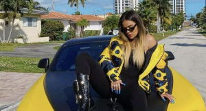 Karol G tiene un garaje de un millón de dólares