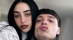 “Nos pegamos un tiro”: Peso Pluma responde si se tatuaría a Nicki Nicole como Nodal lo hizo con Belinda