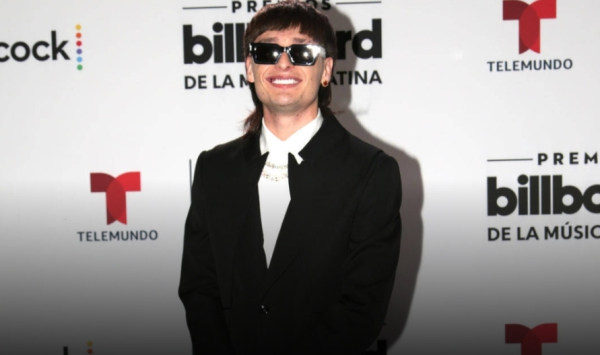 Peso Pluma logra récord Guinness