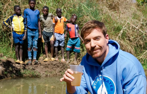 Mr Beast lleva agua potable a comunidad en La Guajira