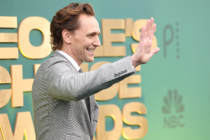 Tom Hiddelston sigue grabando en Medellín