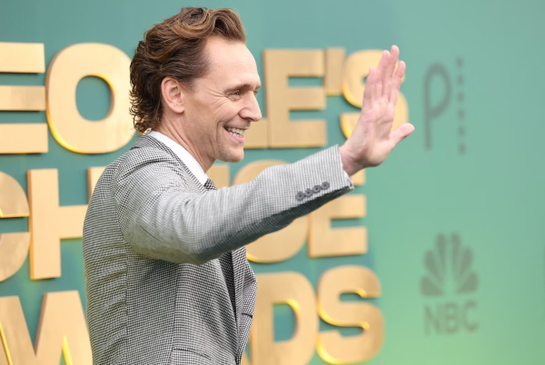 Tom Hiddelston sigue grabando en Medellín