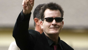 harlie Sheen fue estrangulado por una vecina