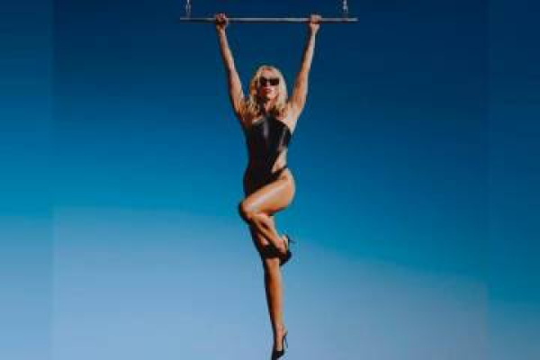 “Puedo amarme mejor que tú”: Miley Cyrus arremete contra su exesposo en su nuevo sencillo ‘Flowers’