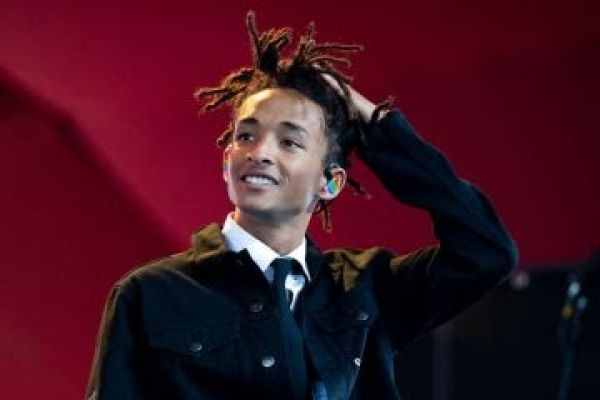 Jaden Smith recibe críticas luego de afirmar que su madre Jada Pinkett le presentó las drogas