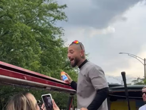 Maluma se “monta en un bus” y se da una vuelta