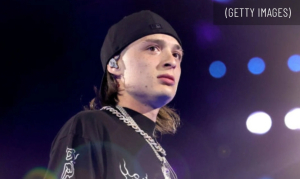 Peso Pluma reapareció en silla de ruedas