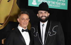 Alejandro Sanz y Carín León lanzan oficialmente “El vino de tu boca”