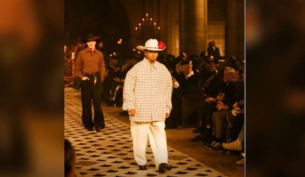 J Balvin y Ozuna desfilan en la pasarela del París Fashion