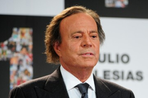 Retienen a Julio Iglesias en aeropuerto