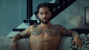 Maluma fue sorprendido por delfines mientras surfeaba en México