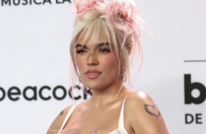 Karol G sorprendió con inolvidable regalo a una pareja de fans