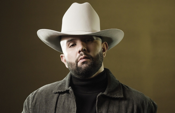 Carín León estrena “La Buena”