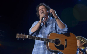 Carlos Vives enciende las redes por romper una guitarra en pleno concierto