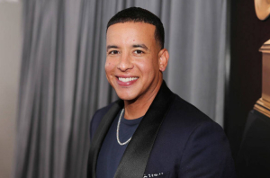 Policía investiga quema de pólvora en Medellín tras video de Daddy Yankee