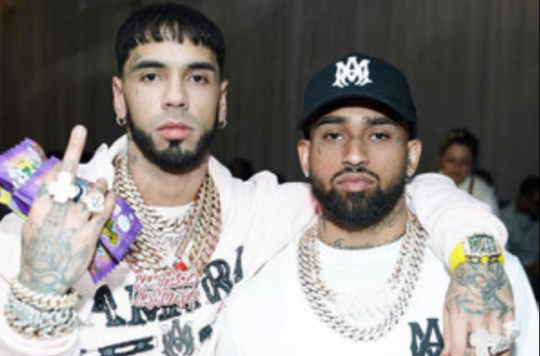 Bryant Myers se burla de Anuel AA en vivo