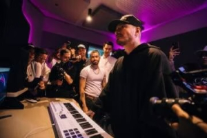 J Balvin y su estudio de grabación público en la Popular