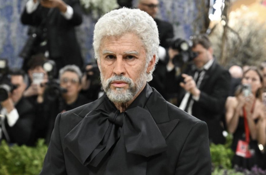 Bad Bunny sorprende en la Met Gala 2026 al llegar caracterizado como anciano
