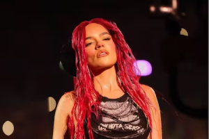 ciudad prohíbe escuchar la música de Karol G