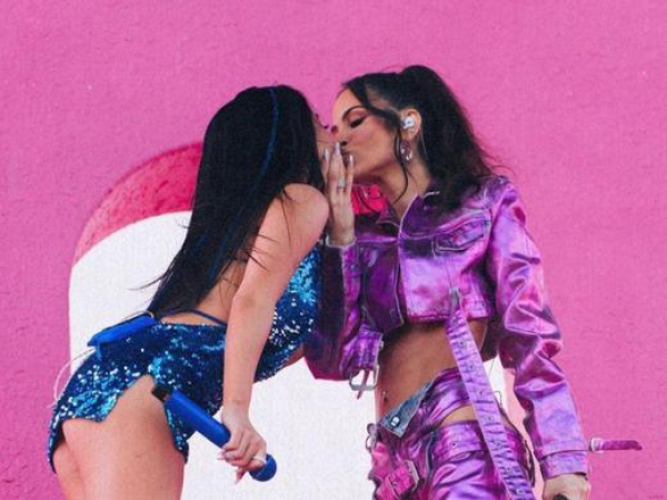 El beso entre Natti Natasha y Becky G que encendió el festival de Coachella, en Estados Unidos